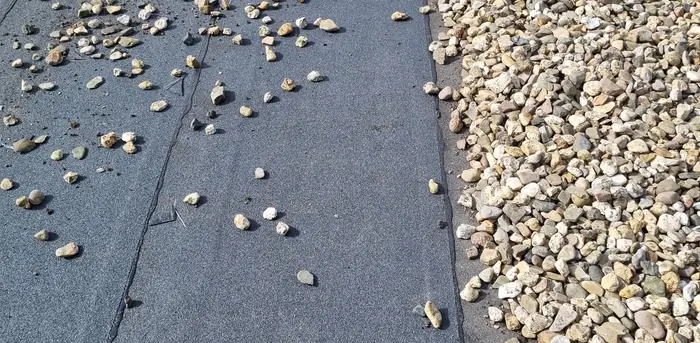 Plat dak met isolatie en roofing