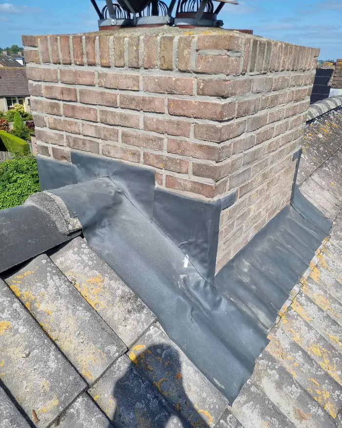 Gerenoveerde schouw met nieuw lood en voegwerk